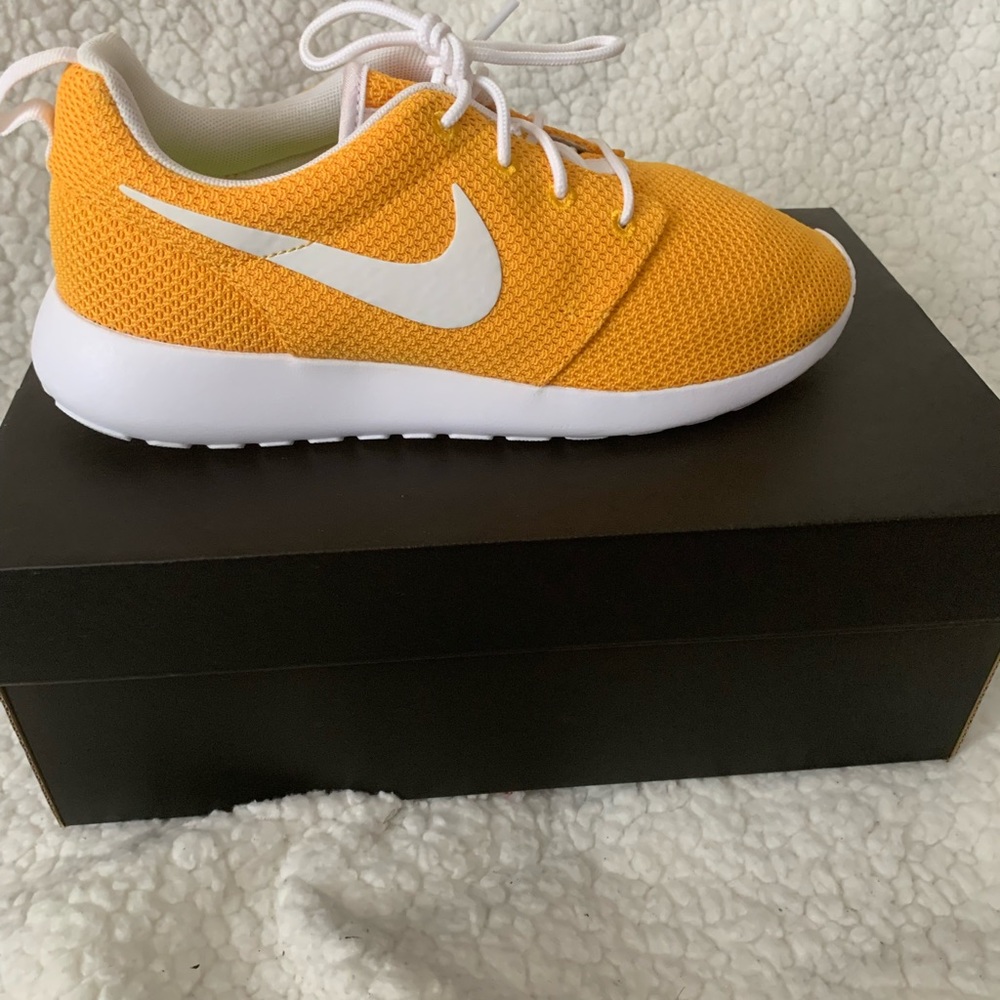 Women’s NikeID Gold Shoes